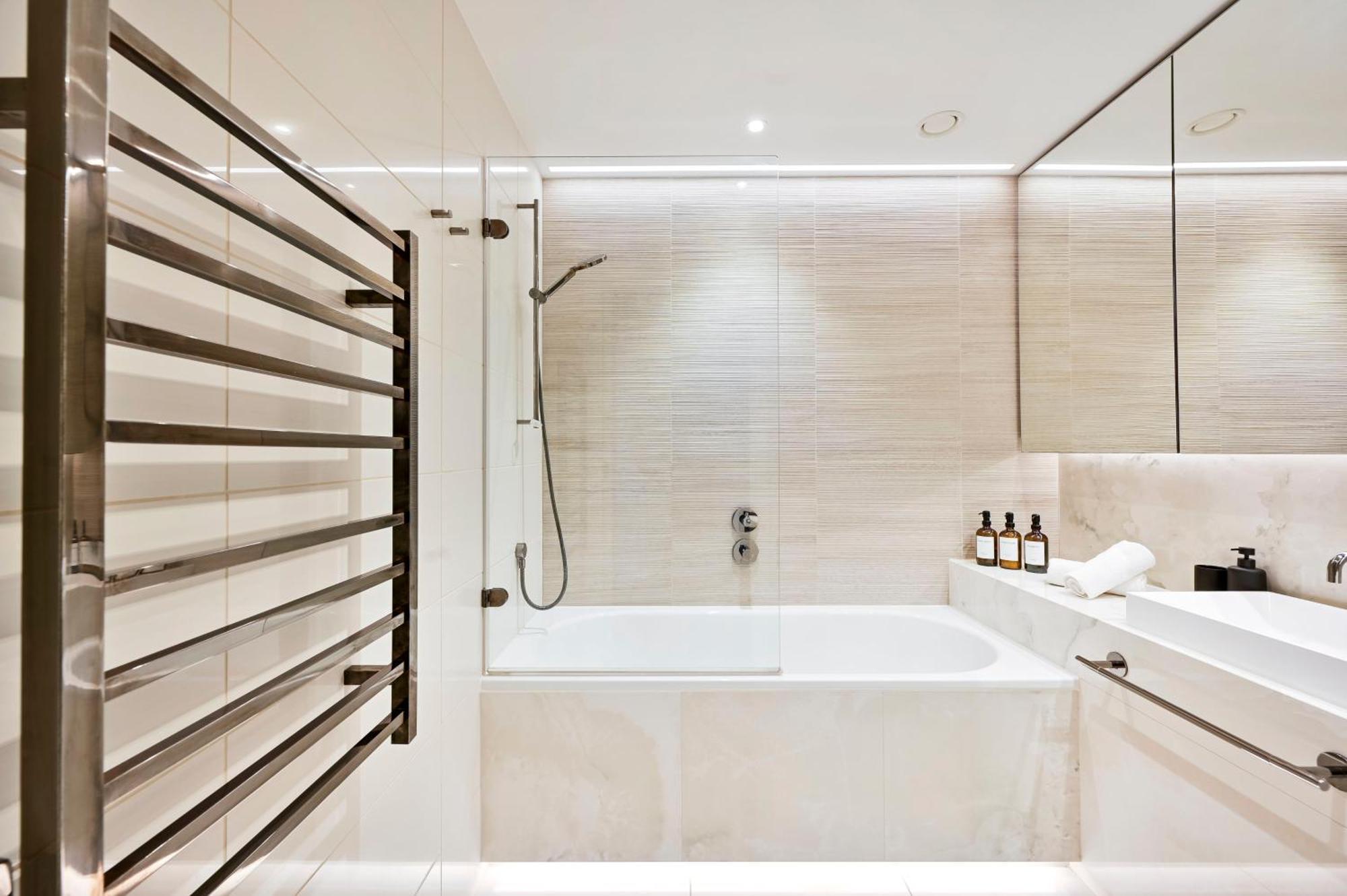 Apartment Elegant 2bed -west -steps To Tube, Westfield London