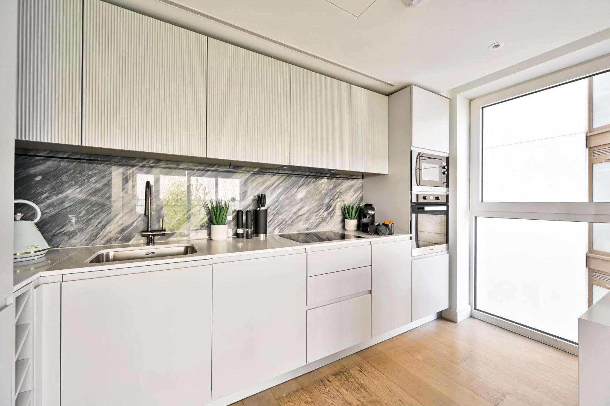 Elegant 2bed -west -steps To Tube, Westfield Apartment London